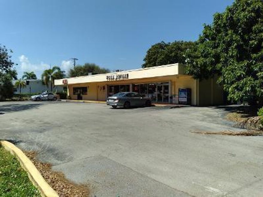RETAIL STORES BUILDING IN THE HEART OF LIGHTHOUSE POINT