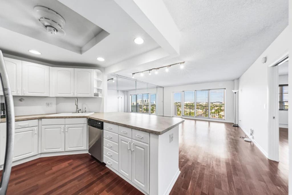 Photo of 340 Sunset Drive #1607, Fort Lauderdale, FL 33301 (MLS # F10536158)