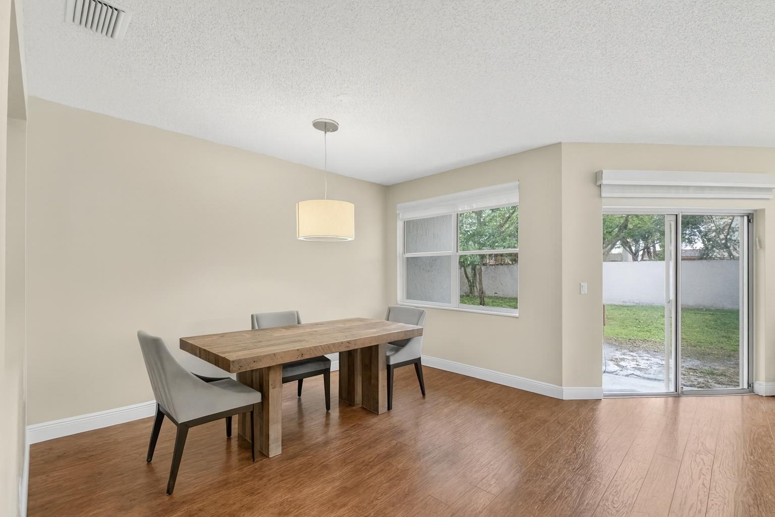 LAS FLORES - Residential Lease