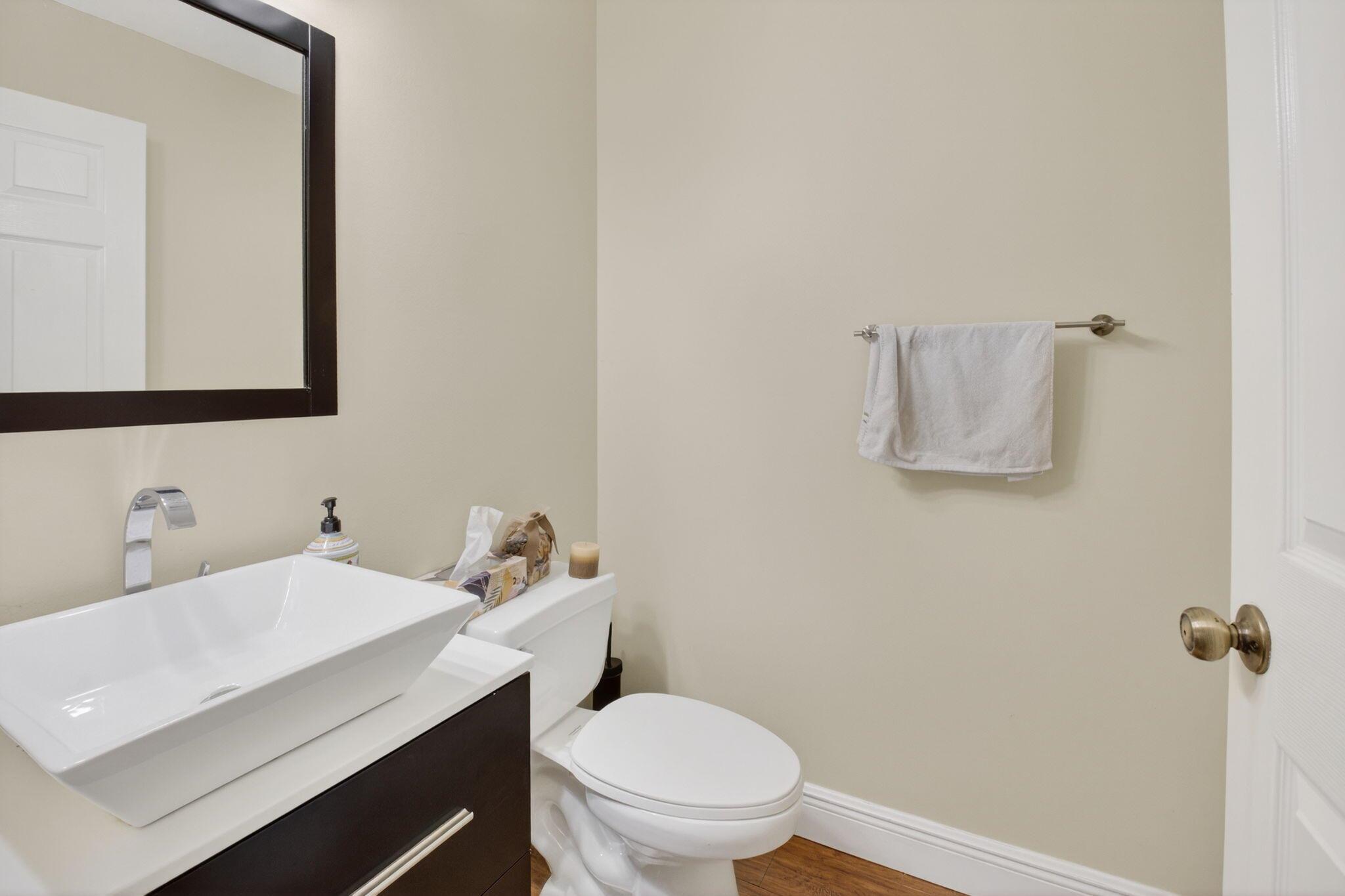 LAS FLORES - Residential Lease