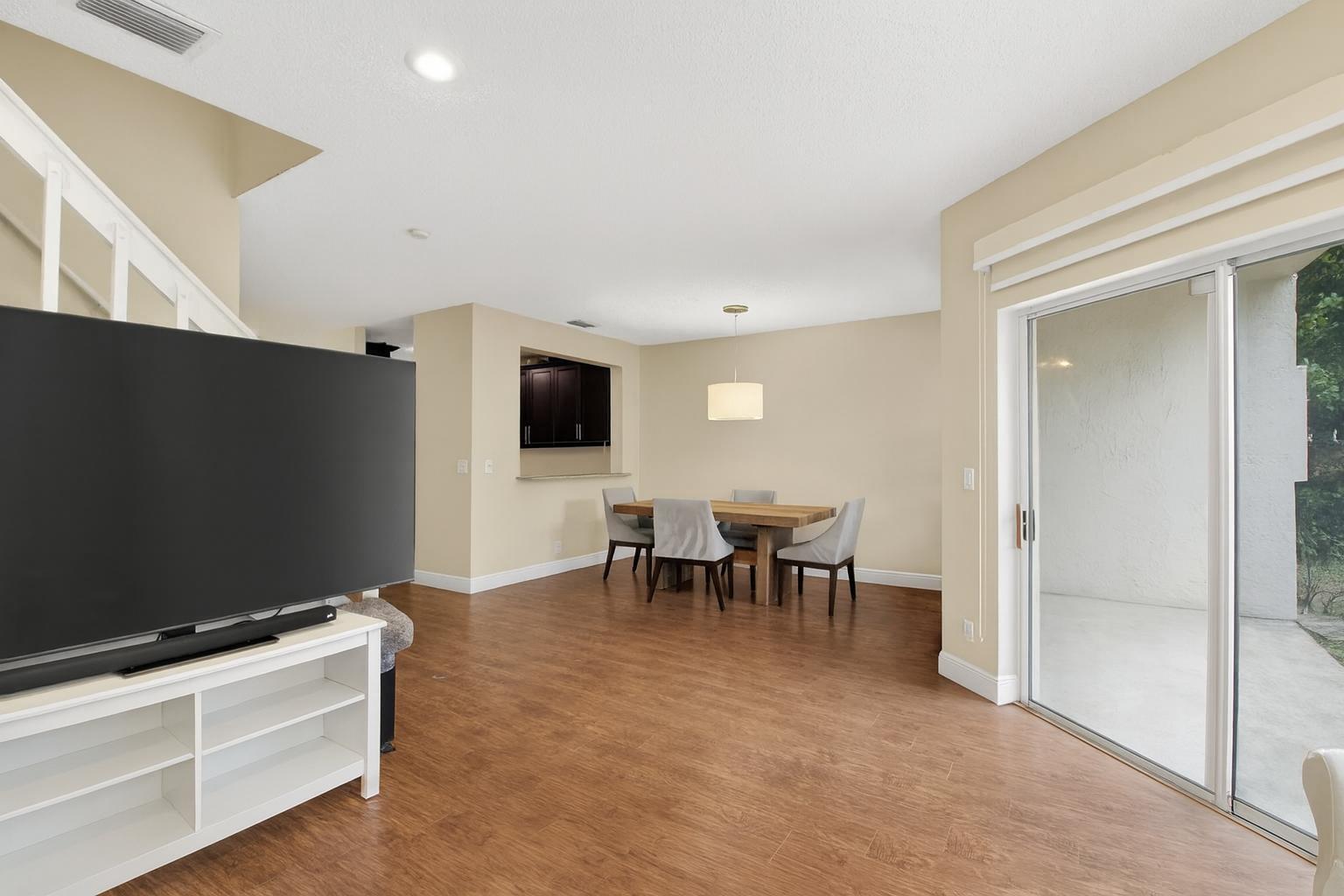 LAS FLORES - Residential Lease