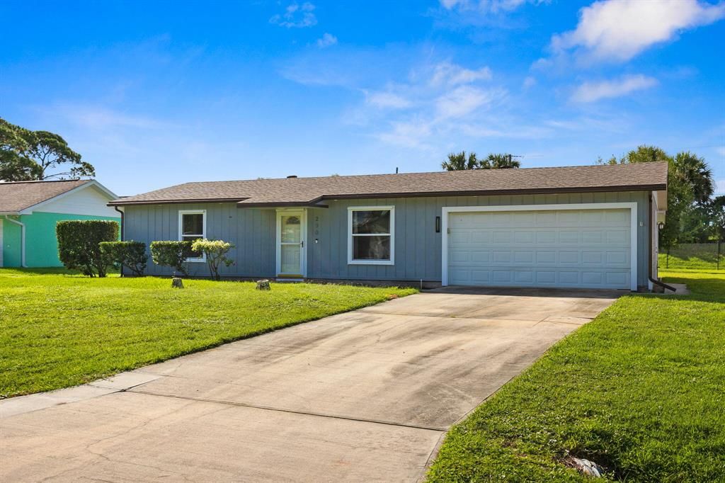 Photo of 290 SE Grove Avenue, Port Saint Lucie, FL 34983 (MLS # R10747583)