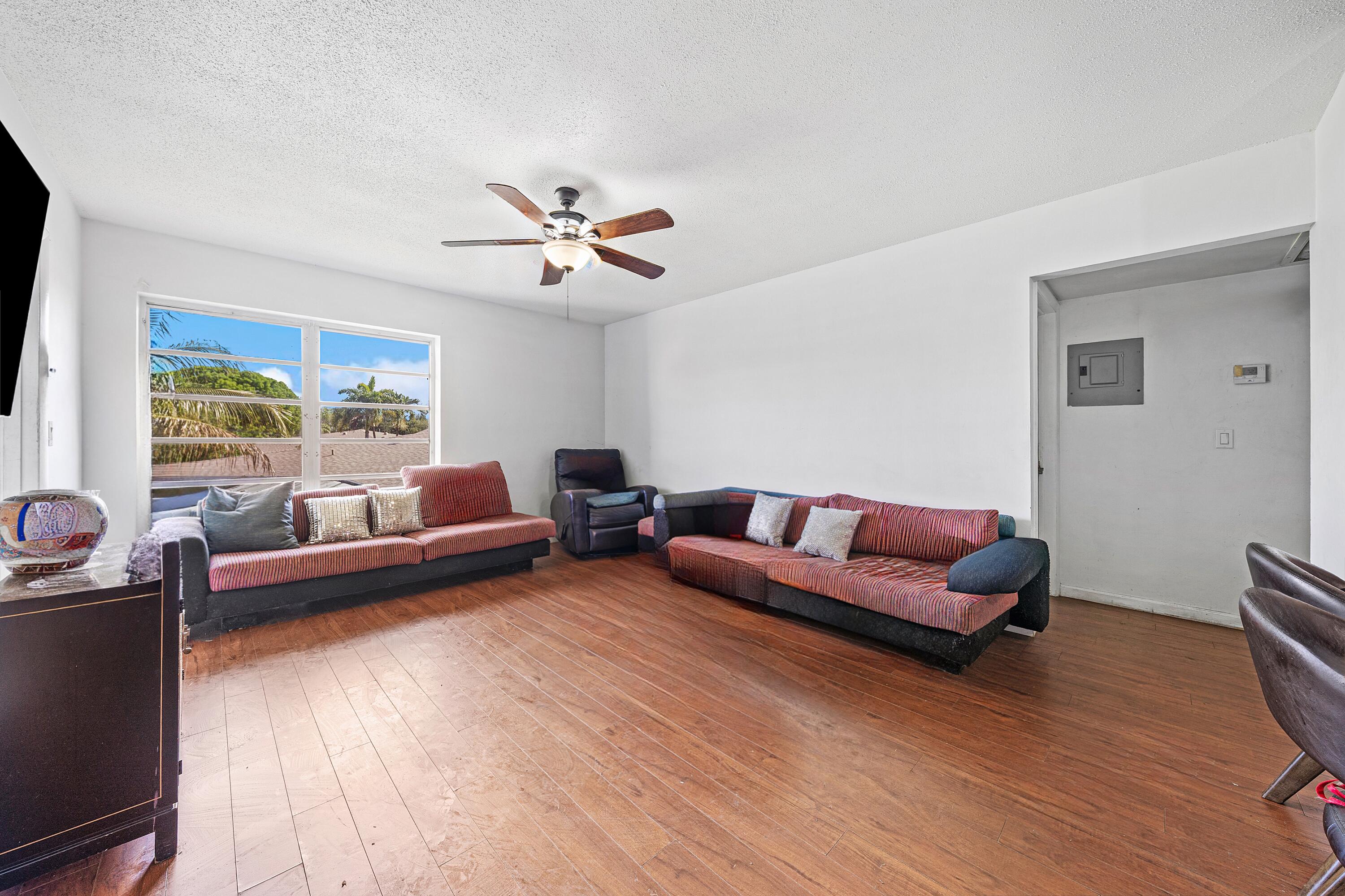 315 CIRCLE Drive S 201