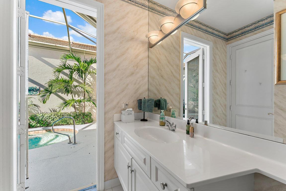 JUPITER HILLS VILLAGE - Residential