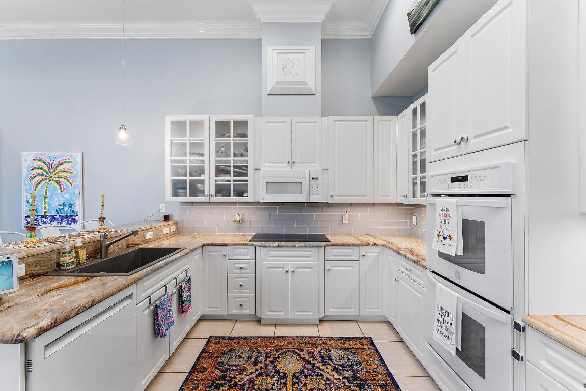 JUPITER HILLS VILLAGE - Residential