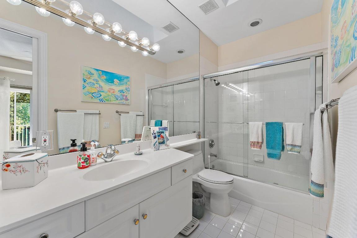 JUPITER HILLS VILLAGE - Residential