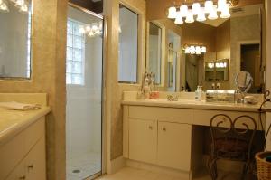 Lawrence Oaks - Residential