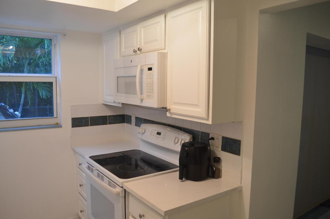 658 NE 6th Court E E