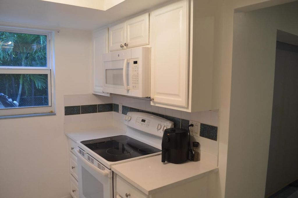 Photo of 658 NE 6th Court E #E, Boynton Beach, FL 33435 (MLS # R11154234)