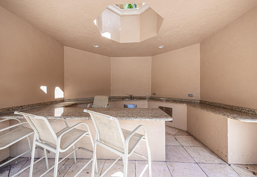 VERSAILLES - Residential Lease