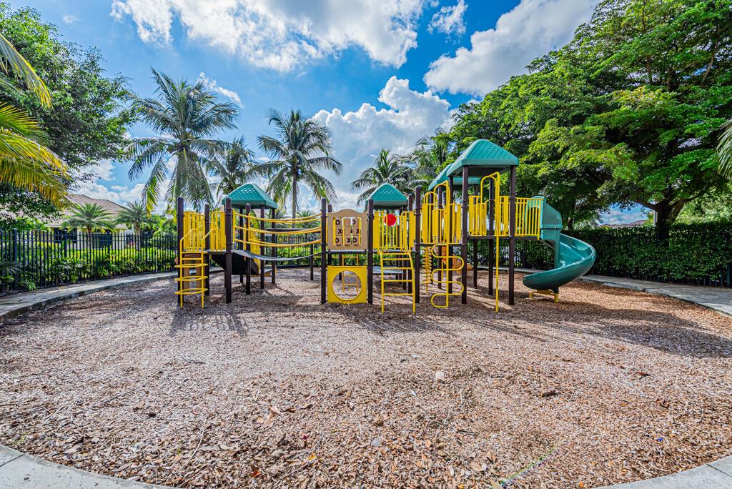 VERSAILLES - Residential Lease