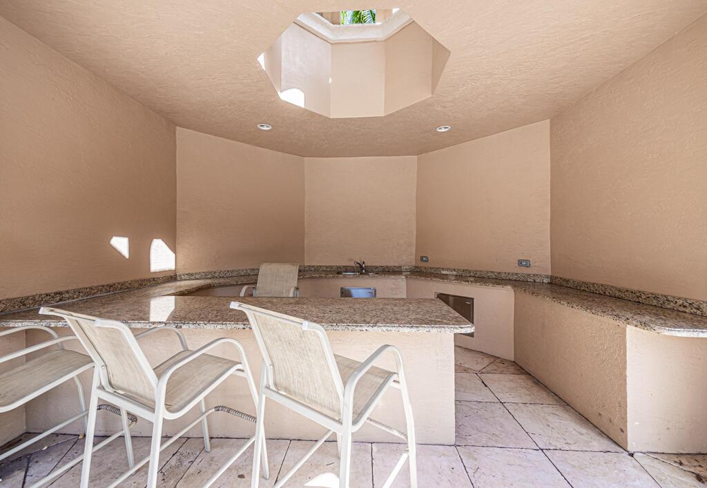 VERSAILLES - Residential Lease