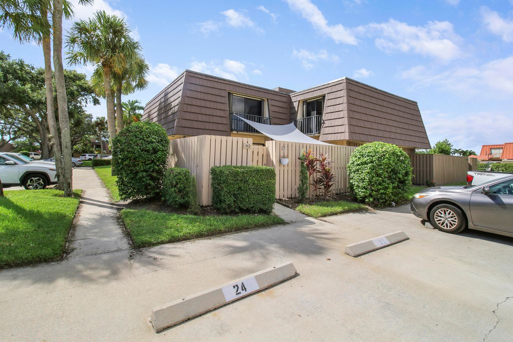 Photo of 912 9th Court, Palm Beach Gardens, FL 33410 (MLS # B26021293)