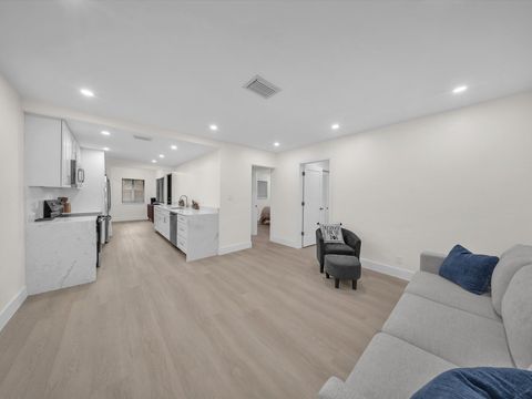 Tiny photo for 381 NE 43rd Court, Oakland Park, FL 33334 (MLS # B26023086)