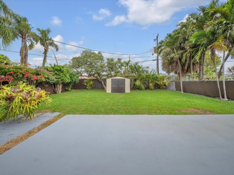 Tiny photo for 381 NE 43rd Court, Oakland Park, FL 33334 (MLS # B26023086)