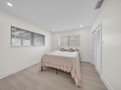 Tiny photo for 381 NE 43rd Court, Oakland Park, FL 33334 (MLS # B26023086)