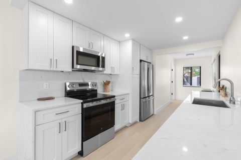 Tiny photo for 381 NE 43rd Court, Oakland Park, FL 33334 (MLS # B26023086)