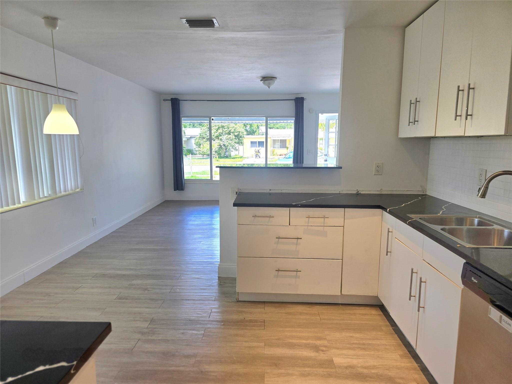 Hollywood Park 4-19 B - Residential Lease