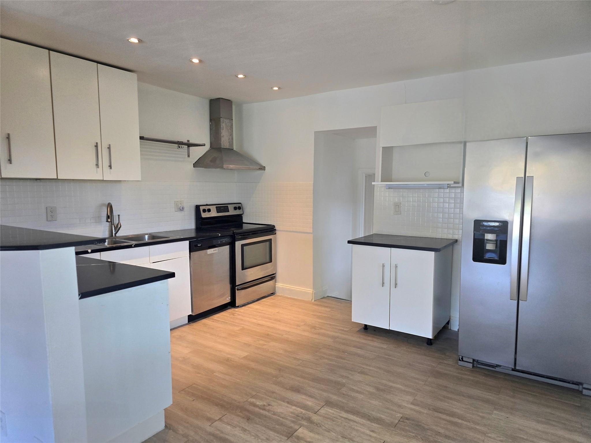 Hollywood Park 4-19 B - Residential Lease