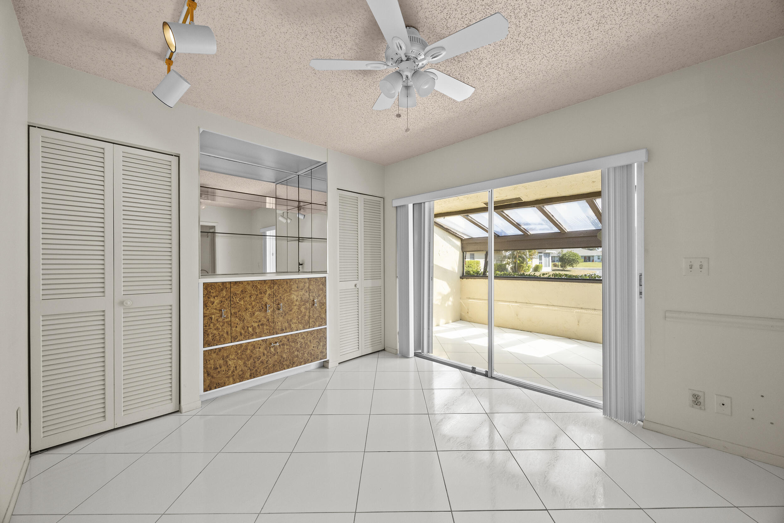 PALM GREENS AT VILLA DEL RAY CONDO I - Residential