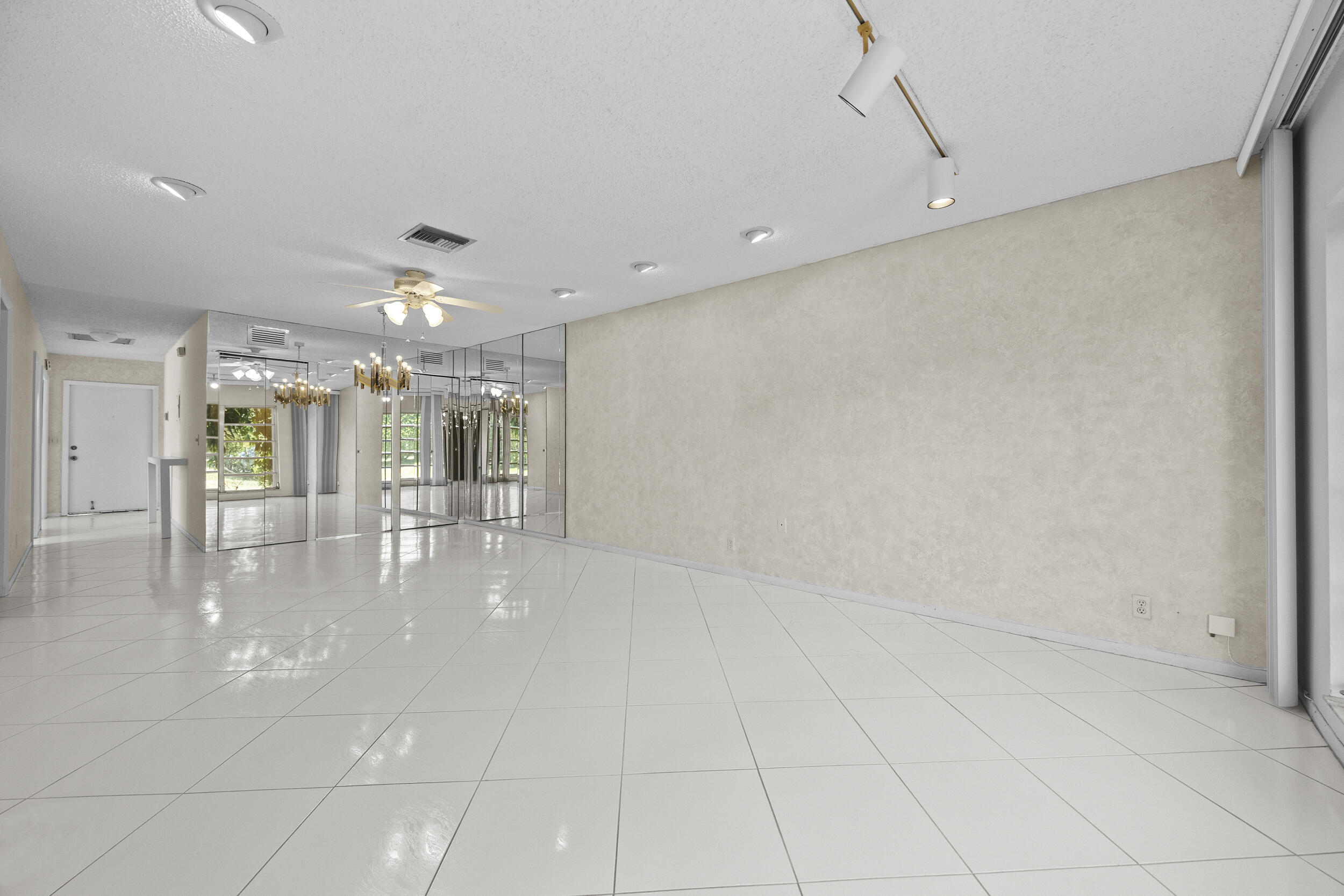 PALM GREENS AT VILLA DEL RAY CONDO I - Residential