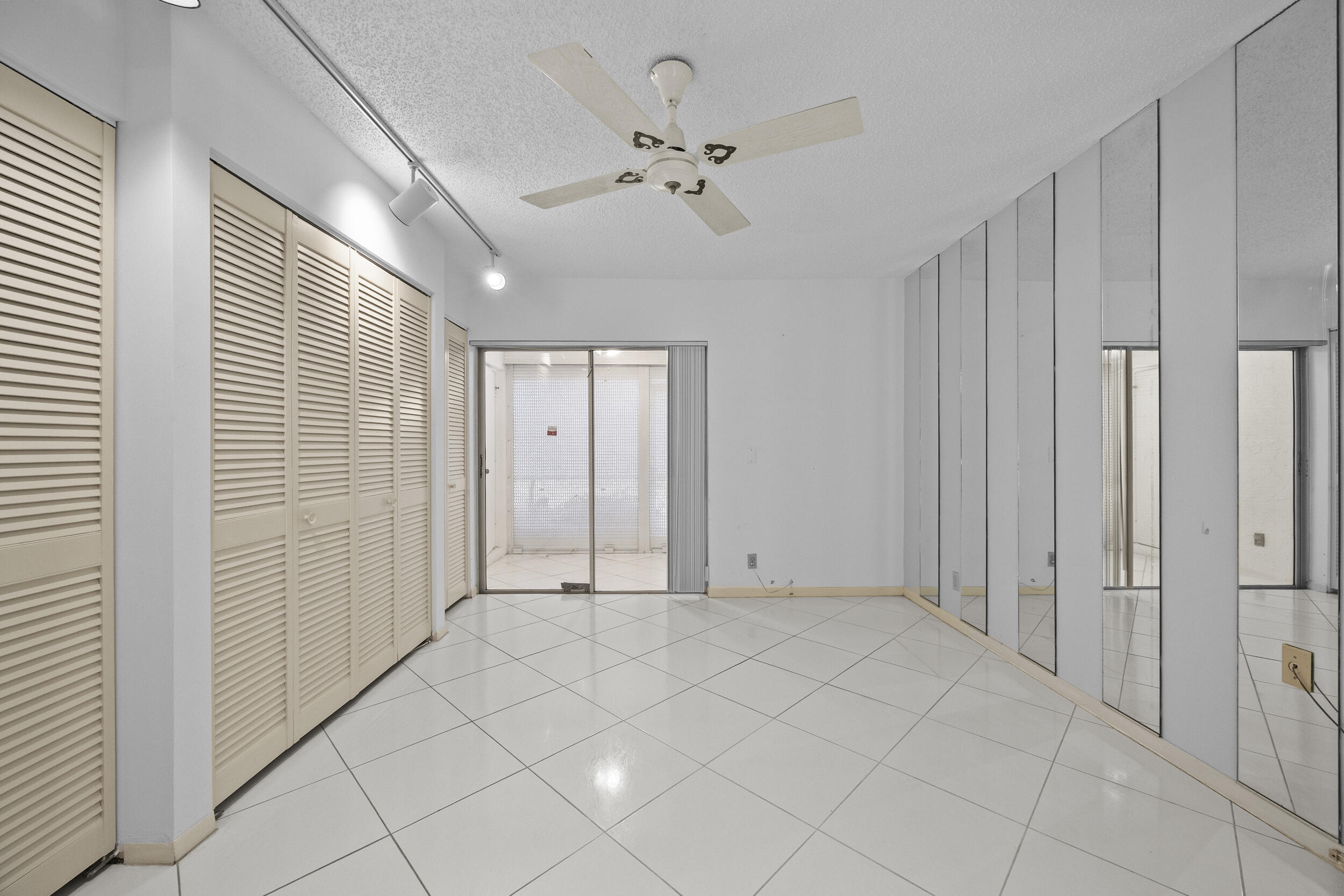 PALM GREENS AT VILLA DEL RAY CONDO I - Residential