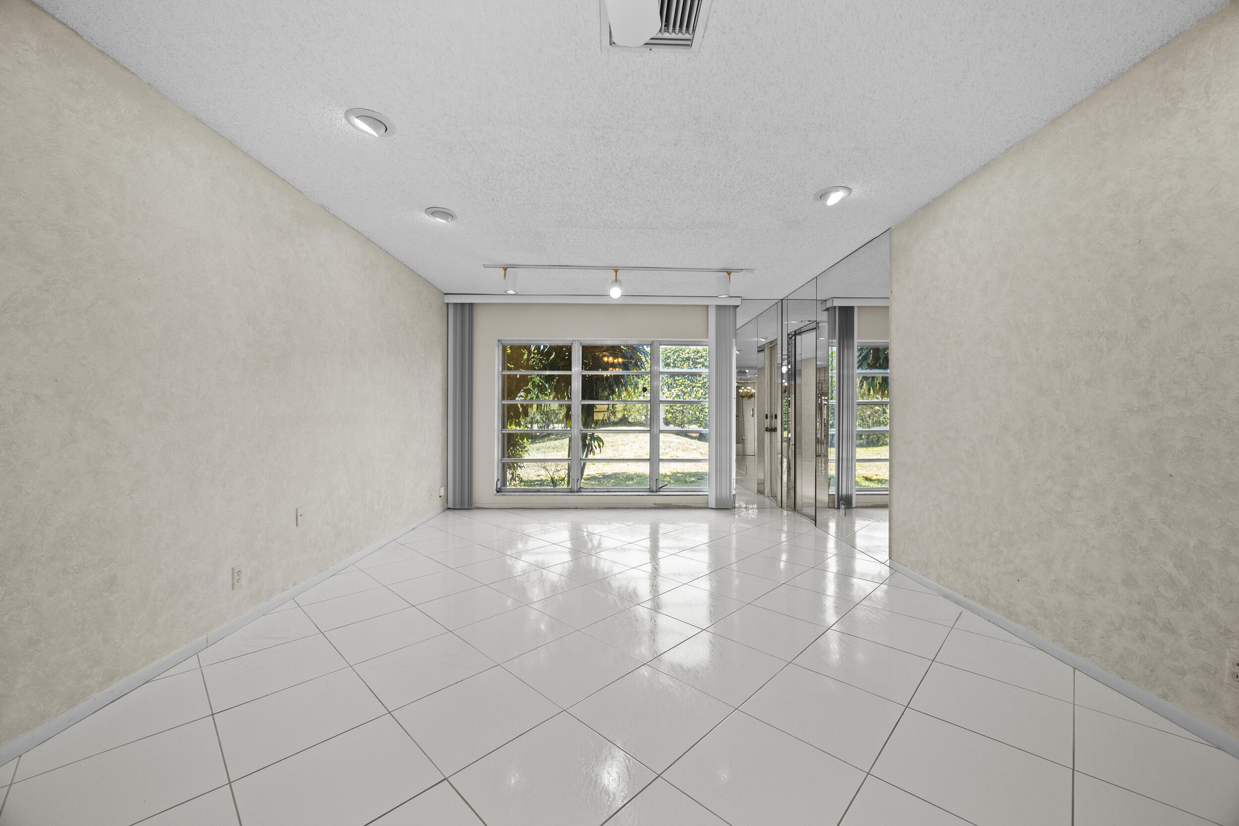 PALM GREENS AT VILLA DEL RAY CONDO I - Residential