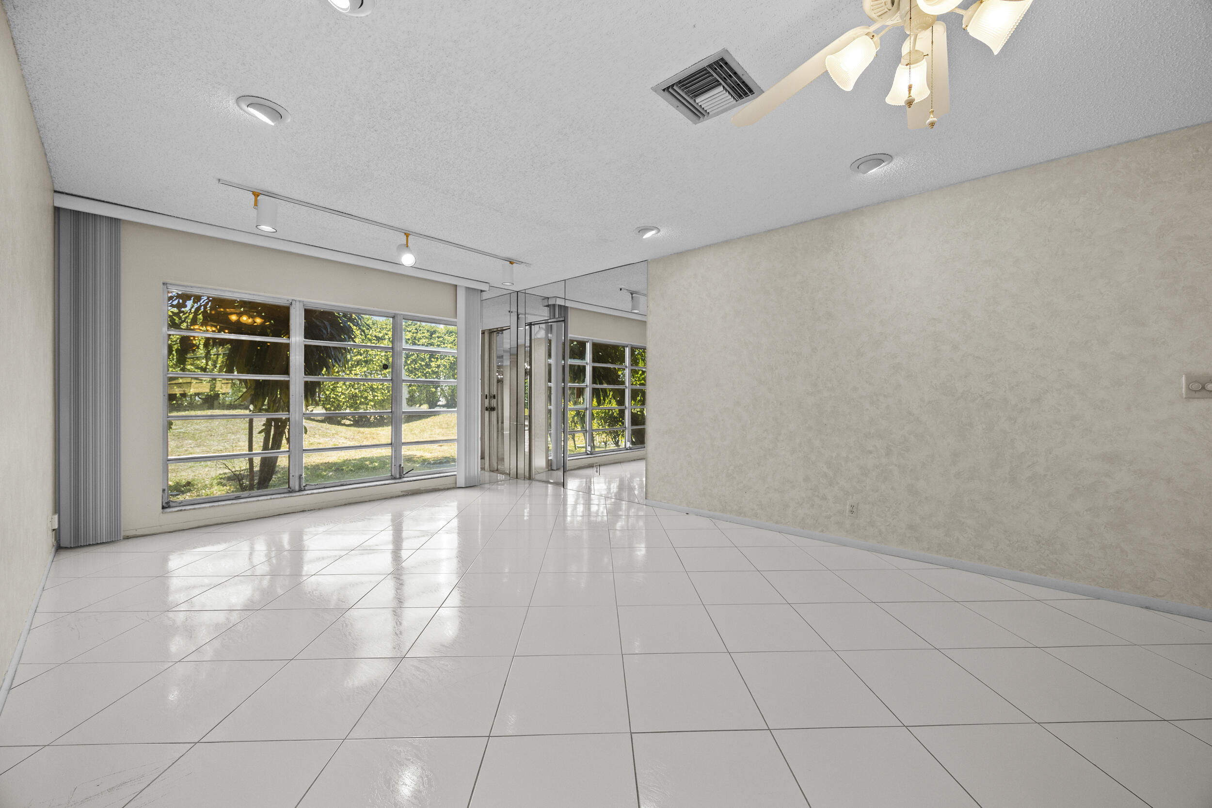 PALM GREENS AT VILLA DEL RAY CONDO I - Residential