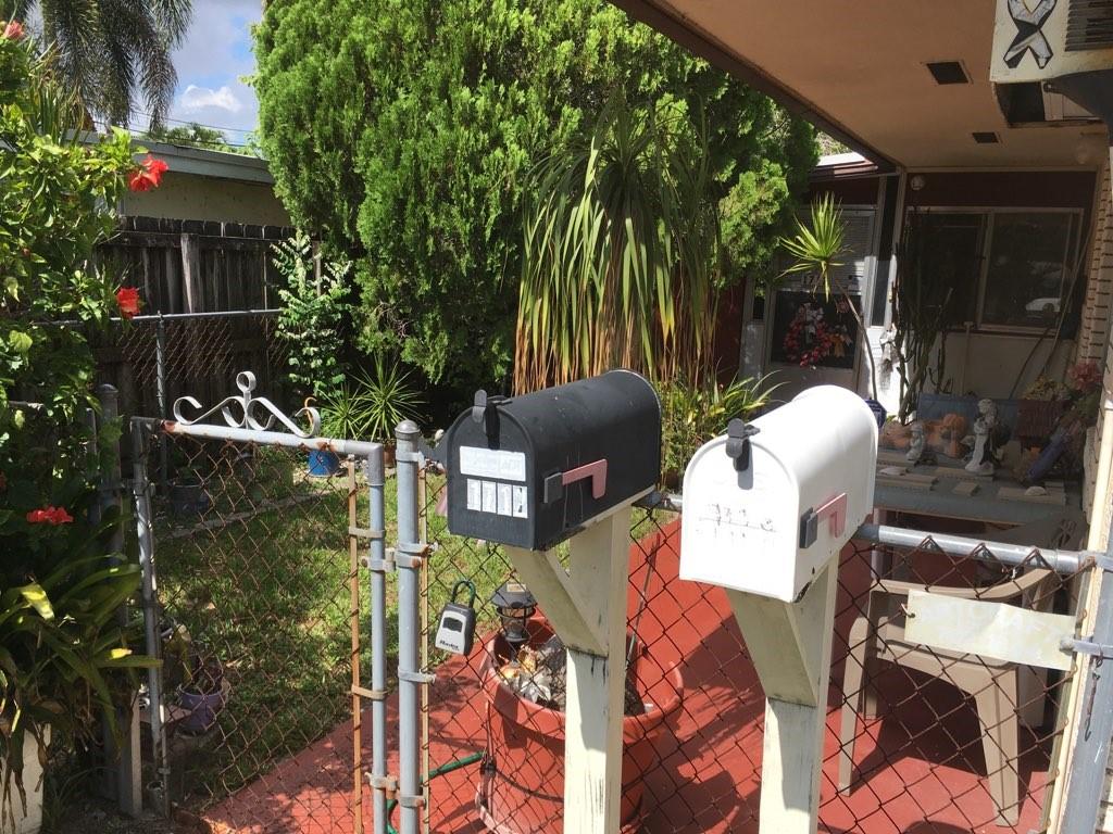 1 BEDROOM, 1 BATHROOM DUPLEX ON A QUIET DEAD END STREET. PRIVATE ENTRANCE TO A COZY UNIT. PERFECT FOR A SINGLE PERSON OR COUPLE. AVAILABLE FOR IMMEDIATE MOVE IN. WATER, SEWER AND TRASH INCLUDED IN MONTHLY RENT. CLOSE TO GREAT RESTAURANTS, HARD ROCK CASINO, BEAUTIFUL BEACHES. A MSUT SEE!!