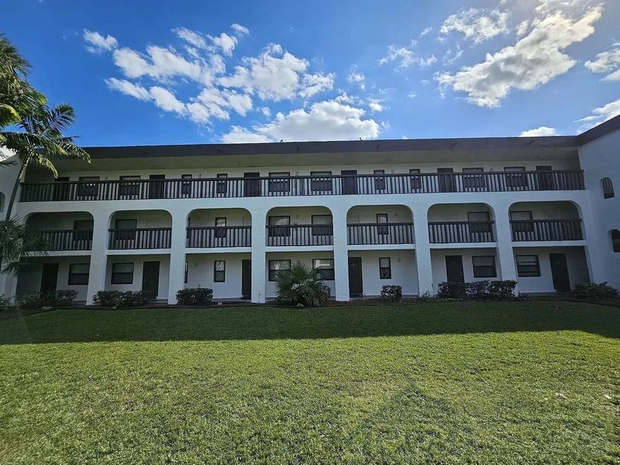 Oversized & Underpriced Downtown/Riverside Park Ft Lauderdale 1 bed/1 Bath - open Courtyard and pool. Looking for the perfect location that checks all the boxes? Look no longer! Tired of that long drive Downtown? Yes! From here - you can avoid the traffic and take the back roads. Mature oak trees welcome you to this amazing building which opens to a large green courtyard and a cool swimming pool to relax after that stressful day.