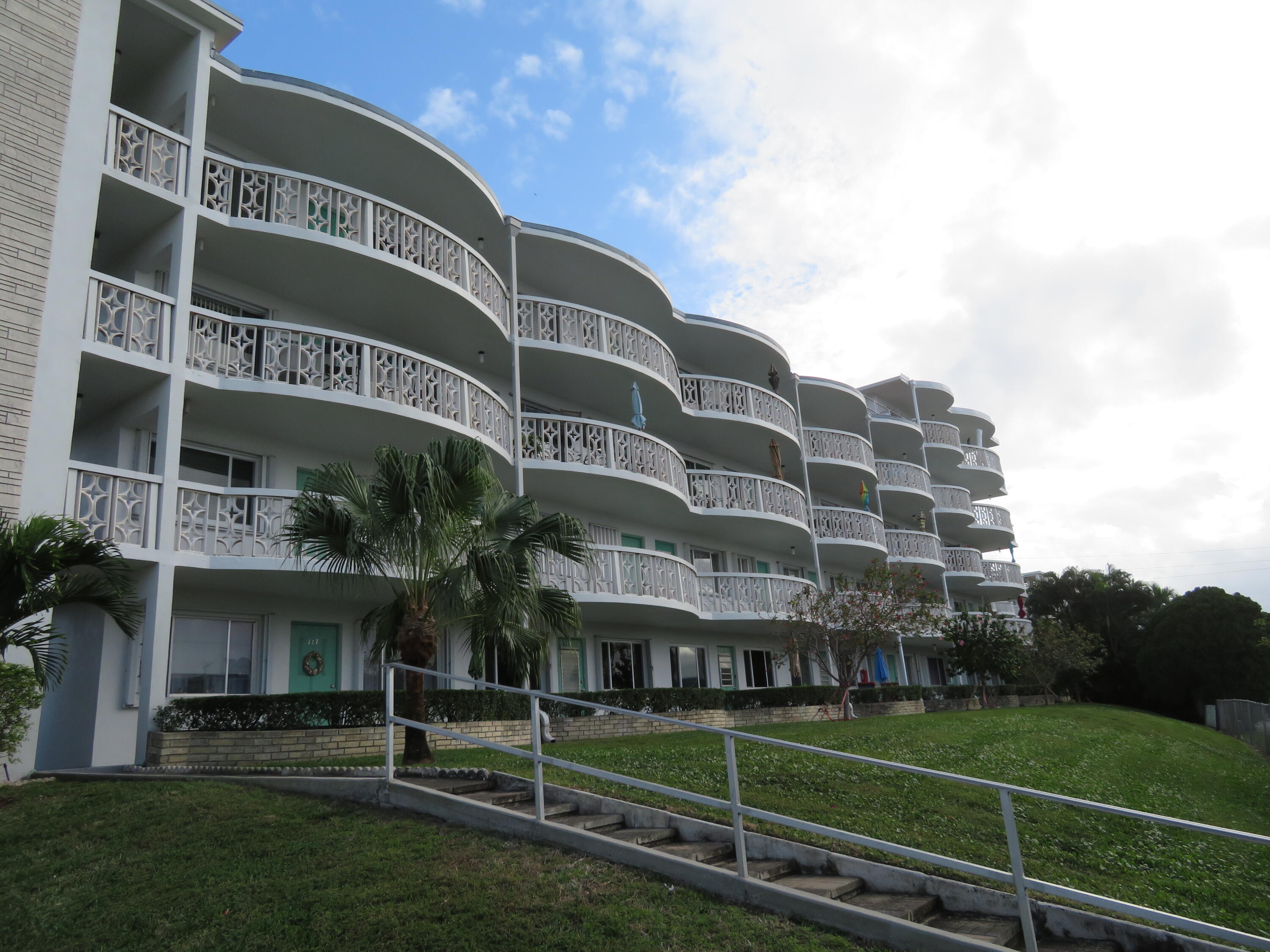 This 2 Bedroom 2 Bathroom Condo is in desired Community close to beautiful Lake Osborne and John prince Park for your evening walks. The building has 2 Elevators and one Cat is allowed according to the Association. Close to shopping and only minutes to beaches. Clubhouse with big pool and activities during the season. This Condo is very clean and has Tile and laminate flooring! Come make it yours while it is still available.