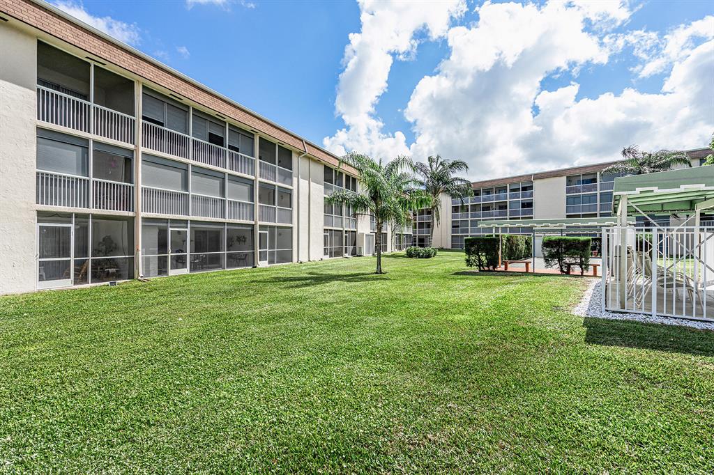 VILLAGE GREEN KENSINGTON CONDO - Residential