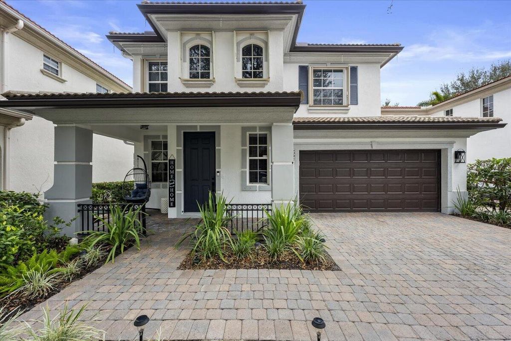 Photo of 627 Castle Drive, Palm Beach Gardens, FL 33410 (MLS # R11161913)