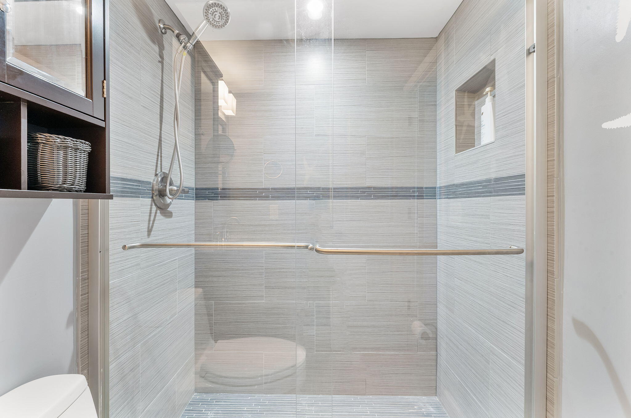 PENTHOUSE NORTH CONDO - Residential