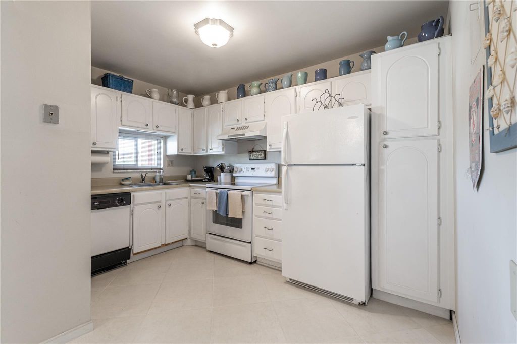 Photo of 671 S Hollybrook Drive #306, Pembroke Pines, FL 33025 (MLS # F10452219)