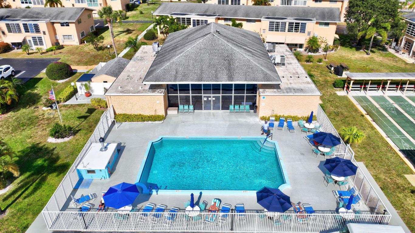 VILLAGE ROYALE CONDO 4 - Residential