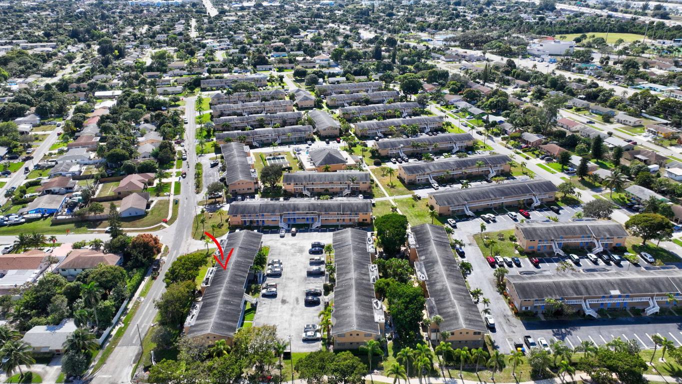 VILLAGE ROYALE CONDO 4 - Residential