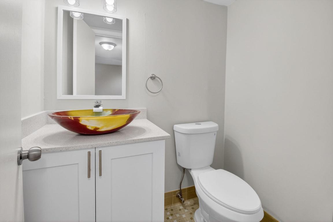 VILLAGE ROYALE CONDO 4 - Residential