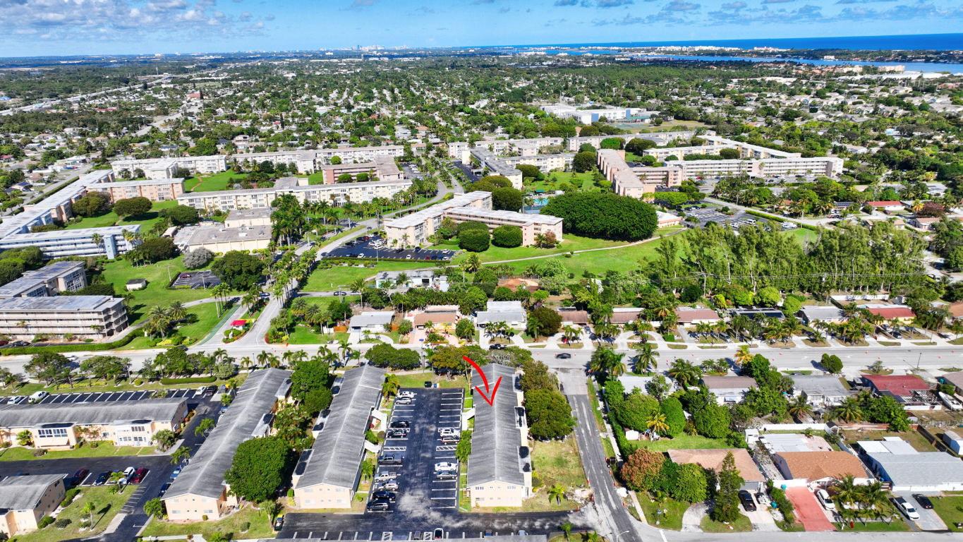 VILLAGE ROYALE CONDO 4 - Residential