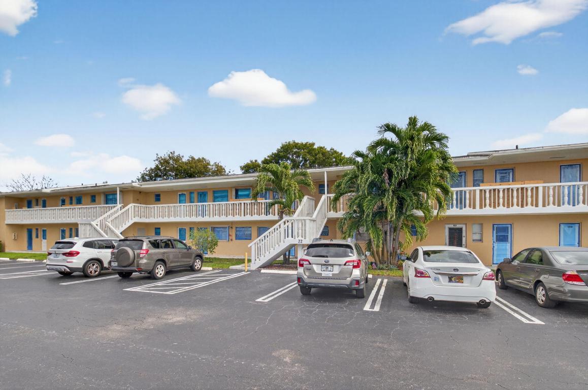 VILLAGE ROYALE CONDO 4 - Residential