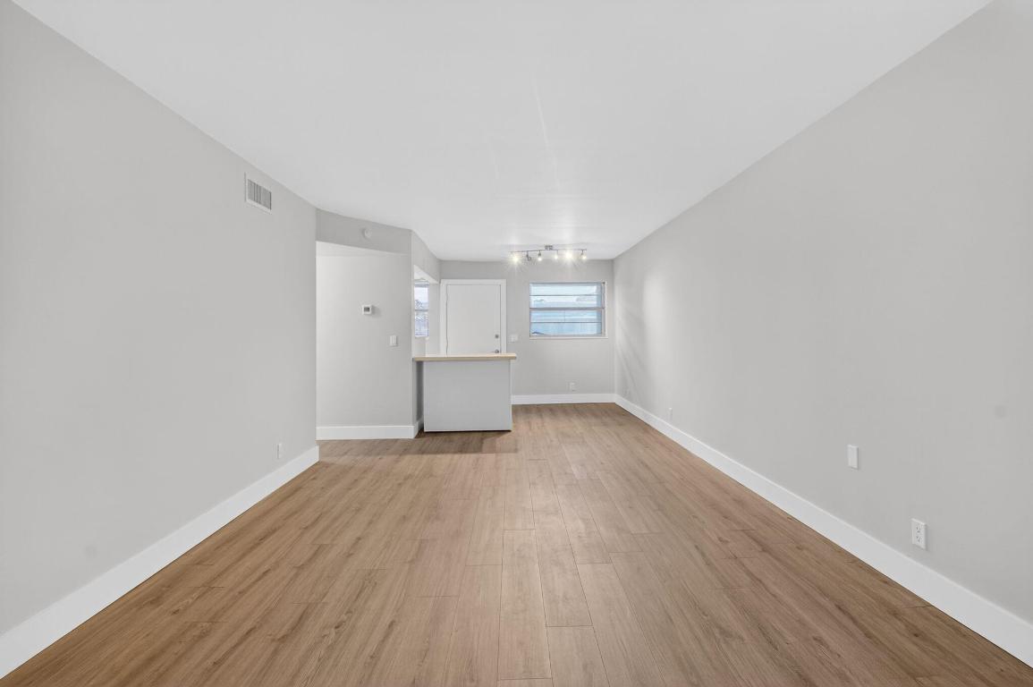 VILLAGE ROYALE CONDO 4 - Residential