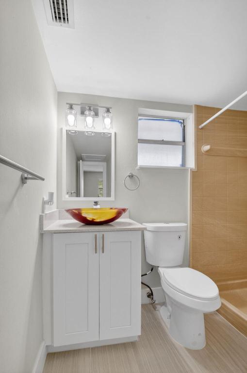 VILLAGE ROYALE CONDO 4 - Residential