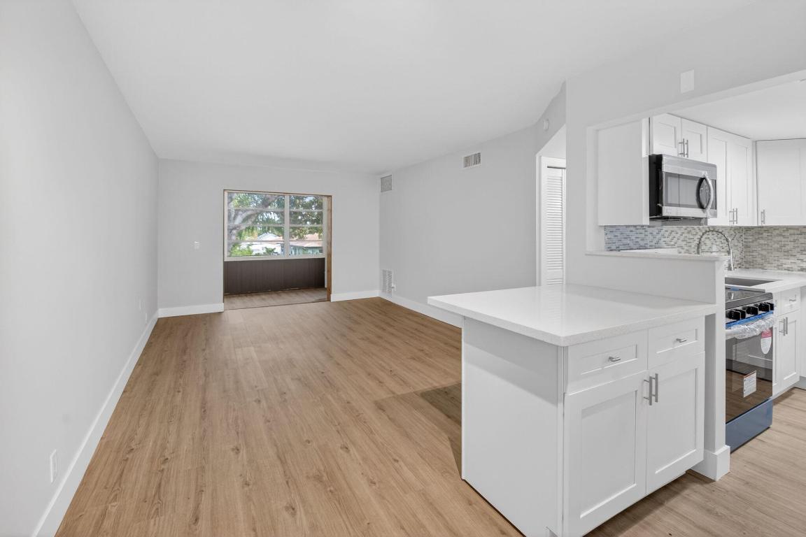 VILLAGE ROYALE CONDO 4 - Residential