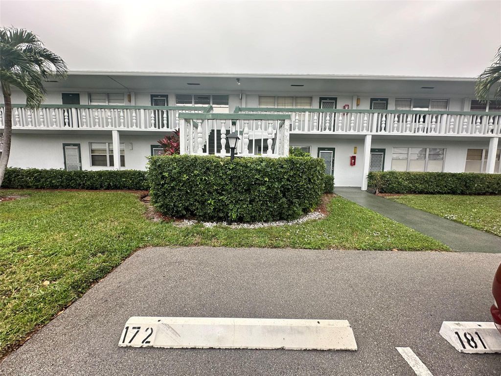 Photo of 172 Oakridge L #172, Deerfield Beach, FL 33442 (MLS # F10492490)