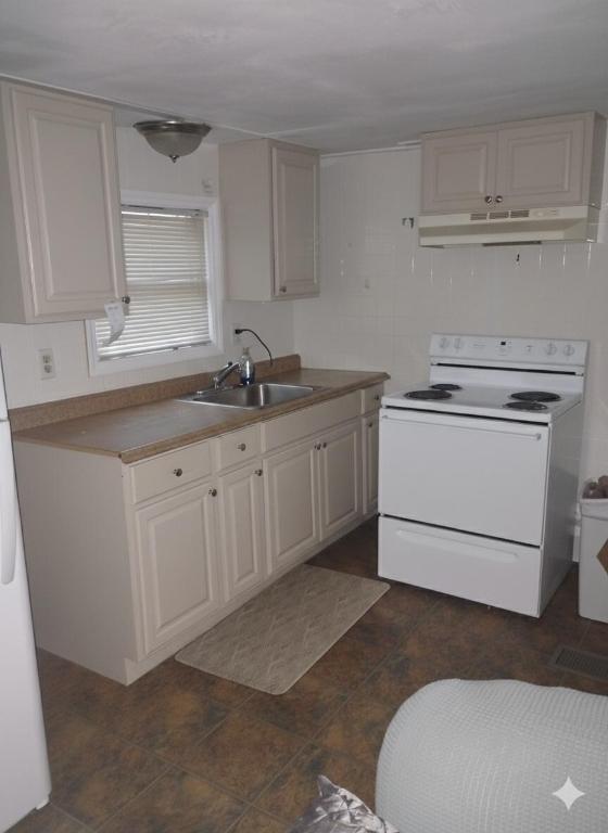 COUNTRY KNOLLS - Residential