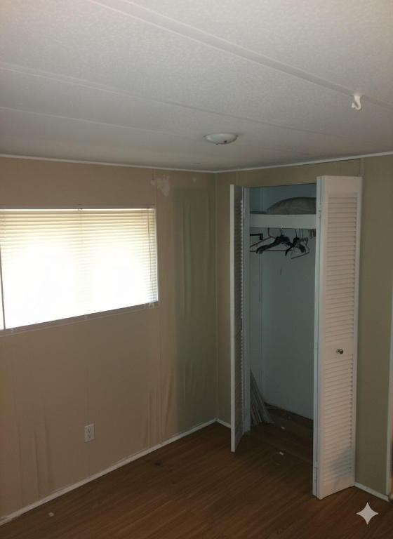 COUNTRY KNOLLS - Residential