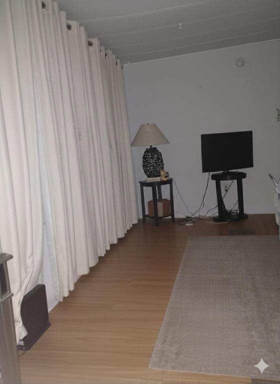 COUNTRY KNOLLS - Residential