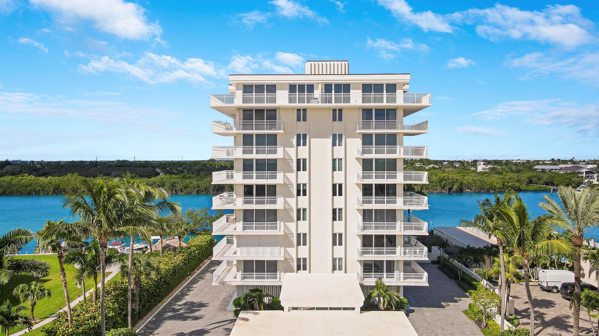 This is beautifully updated seasonal lease. Currently rented until May 8, 2025 and would be available off season rates apply. Enjoy the best of Jupiter living with ocean path, access to the intracoastal where you can enjoy the crystal blue waters. Living the dream on Jupiter Island! Bike to village of Tequesta or Over the newly opened bridge to restaurants, and entertainment.