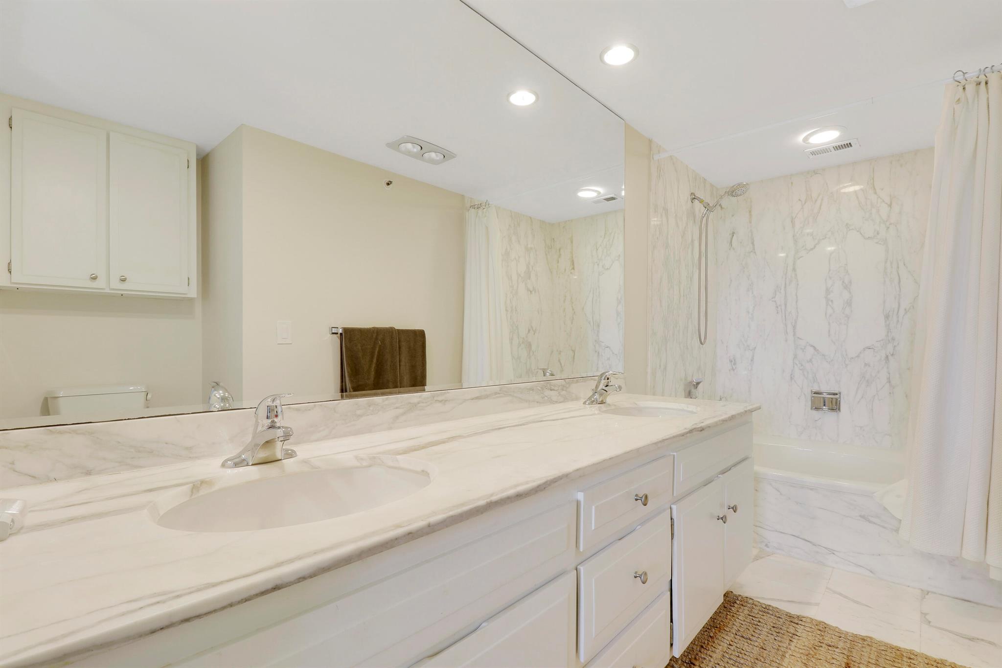 LA MAR CONDO APTS DECL - Residential Lease