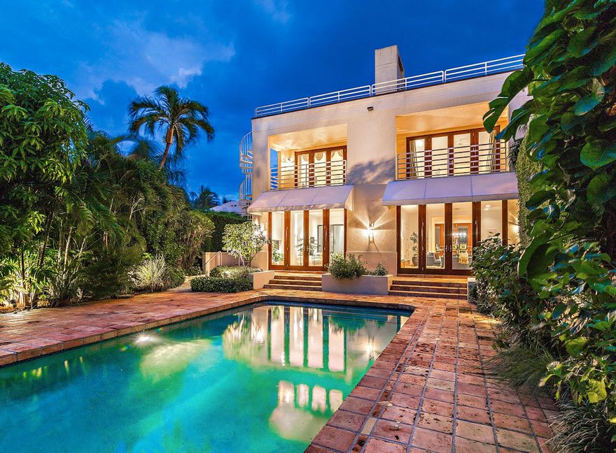 Exceptional opportunity to own this spacious home in the highly sought-after North end.  Master Bedroom with private den/ office. Property is very close to best beach on the island! Via Manana is a very private, secluded cul-de Sac. Home features high ceilings upstairs and downstairs, hardwood floors,  lushly landscaped pool area, fire place, eat in top of the line kitchen